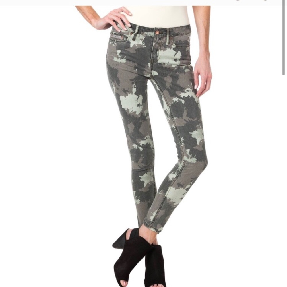 Calvin Klein camo ankle skinny jean NWT